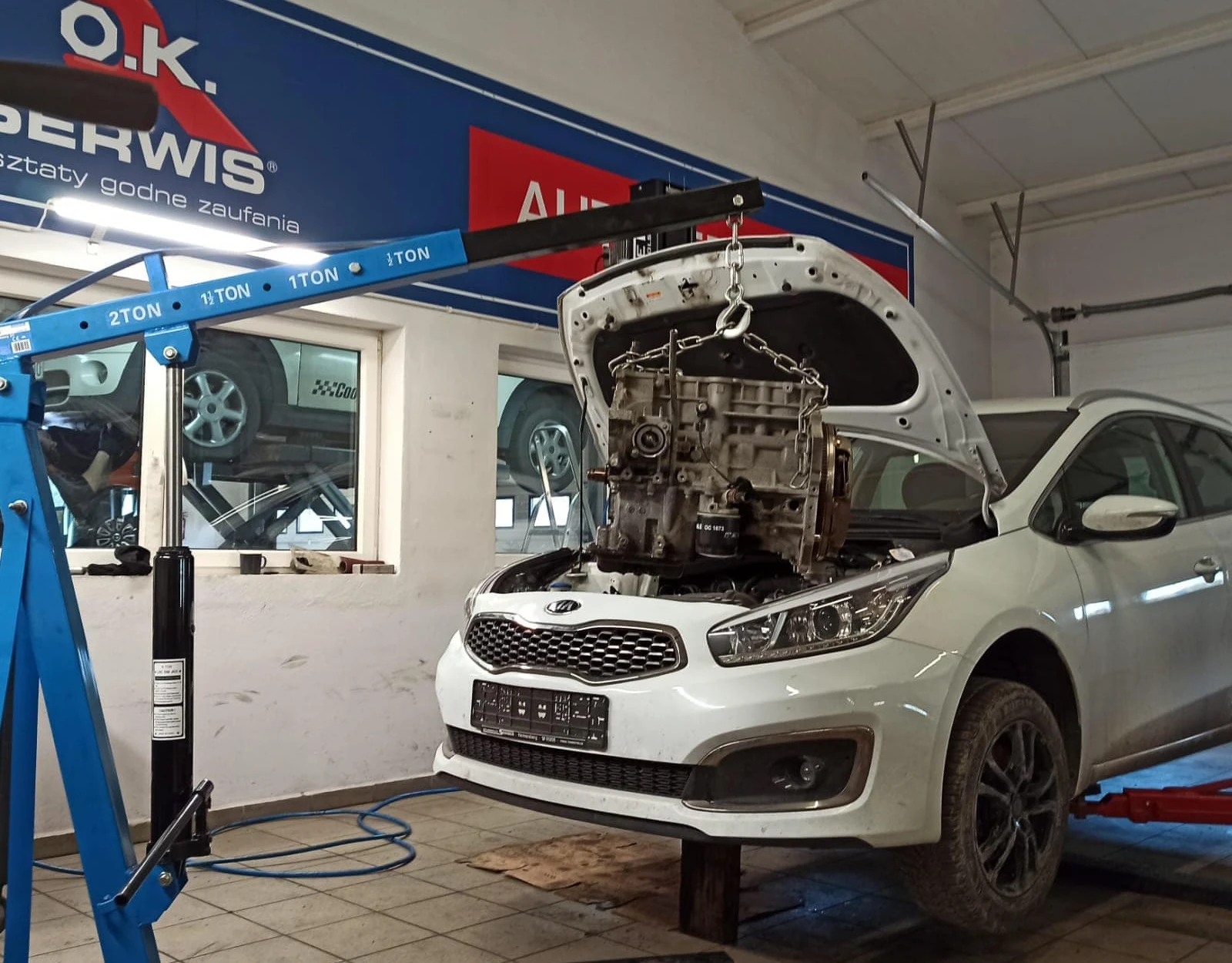 Hala serwisowa WMJ Serwis – nowoczesny warsztat samochodowy niedaleko Radomska.