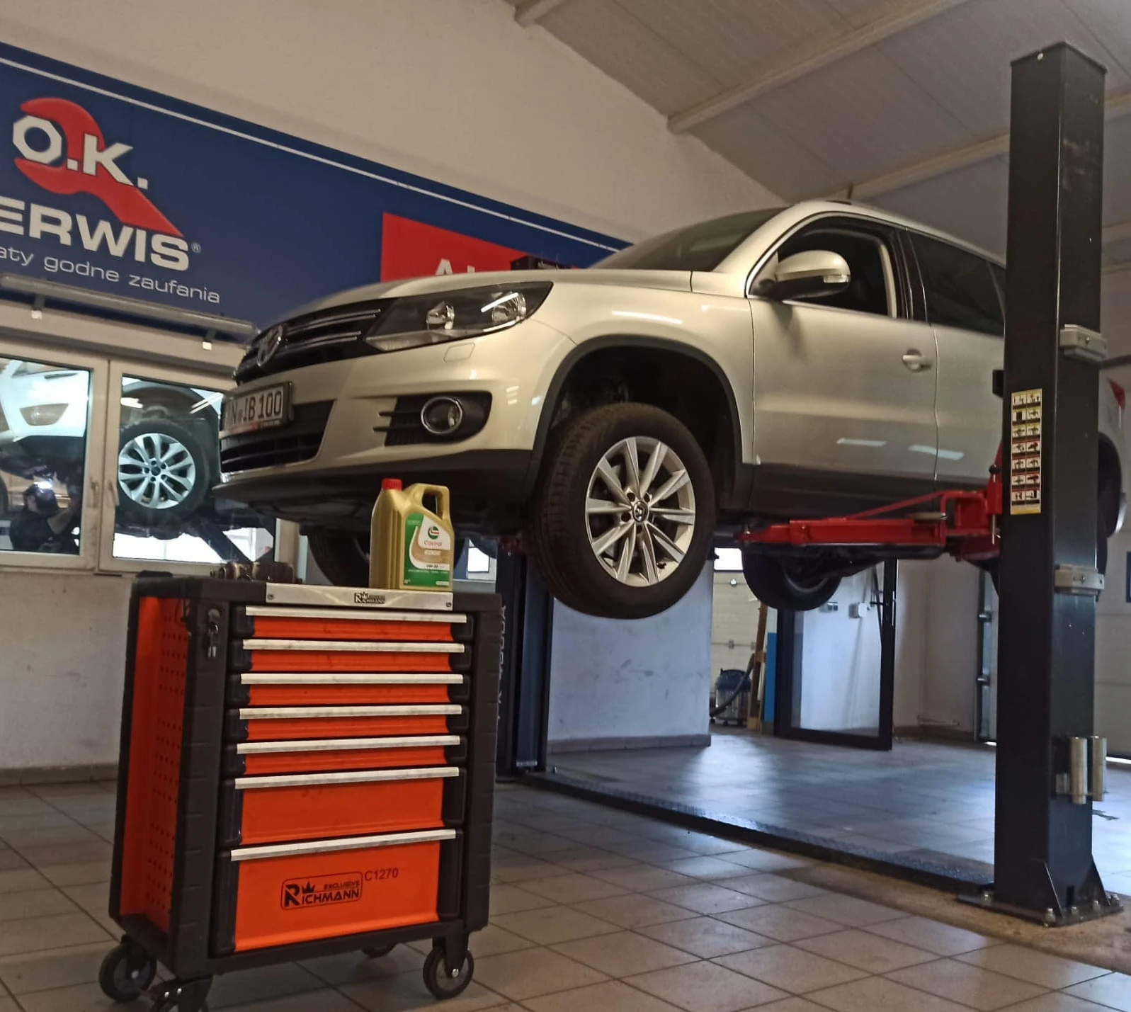 Volkswagen Tiguan podczas wymiany oleju w WMJ Serwis – profesjonalny serwis olejowy pod Radomskiem.