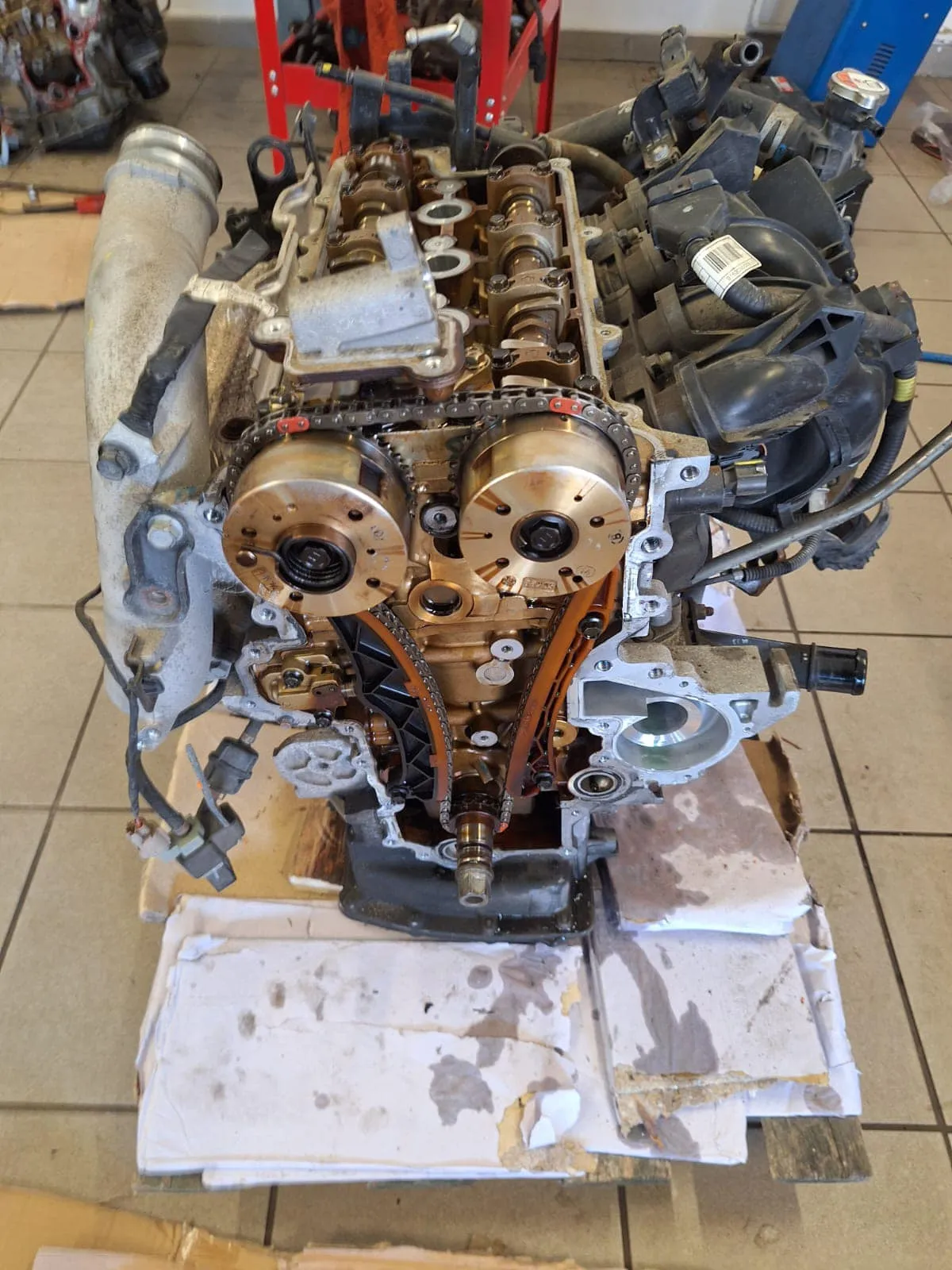 Silnik samochodowy podczas naprawy w WMJ Serwis – mechanika pojazdowa Radomsko i okolice.