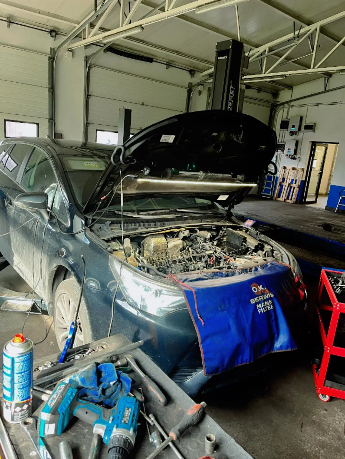 Samochód w trakcie diagnostyki w warsztacie WMJ Serwis – kompleksowa obsługa mechaniczna koło Radomska.